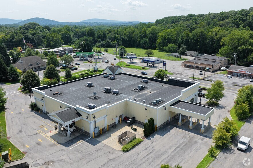 84 N Plank Rd, Newburgh, NY à louer - Photo de l’immeuble – Image 3 sur 4