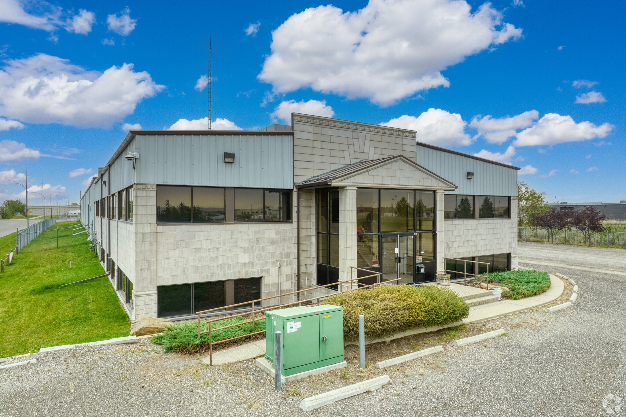 9910 48 St SE portefeuille de 2 biens à vendre sur LoopNet.fr Photo principale– Image 1 sur 3