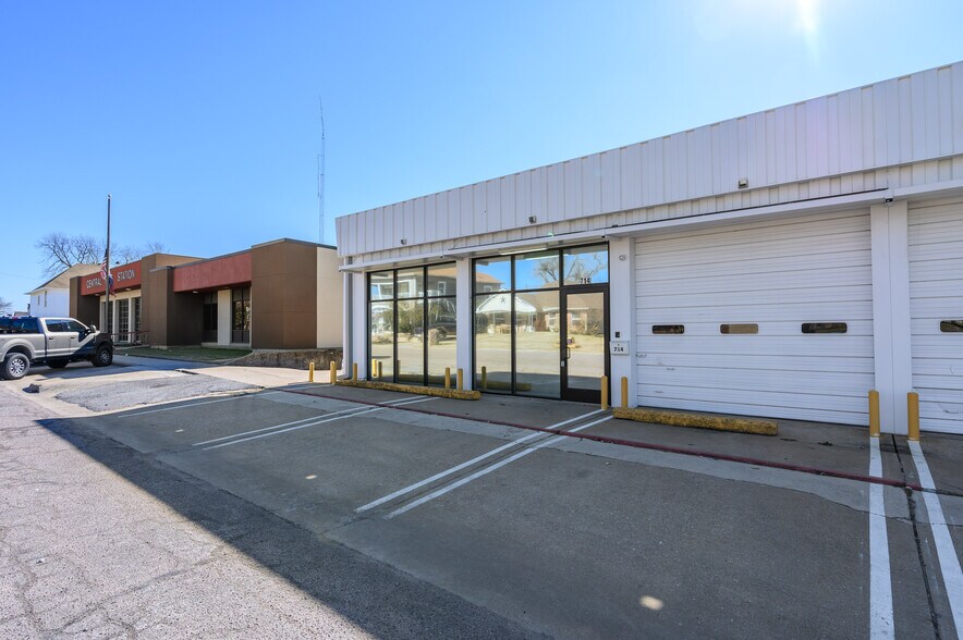 714 W Chestnut St, Denison, TX à louer - Photo de l’immeuble – Image 2 sur 22