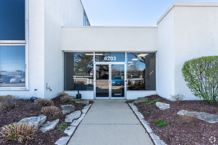 6151-6299 W Howard St, Niles, IL à vendre - Photo de l’immeuble – Image 2 sur 29