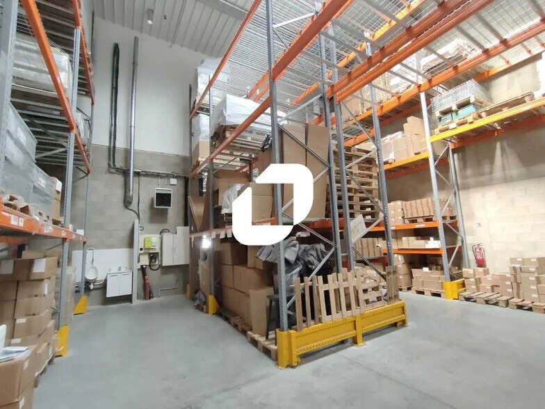 Local d’activités dans SAINT CYR L ECOLE à louer - Photo de l’immeuble – Image 1 sur 6