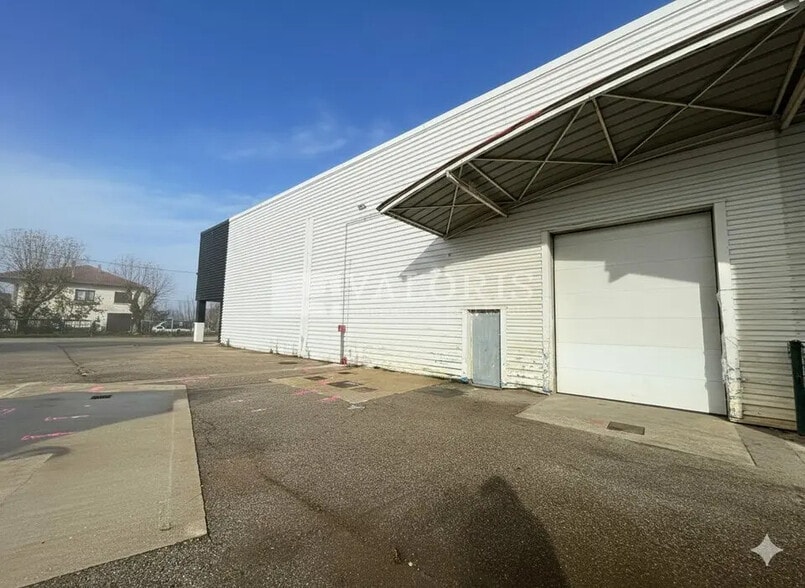 Local commercial dans Vaulx-en-Velin à louer - Photo de l’immeuble – Image 3 sur 8