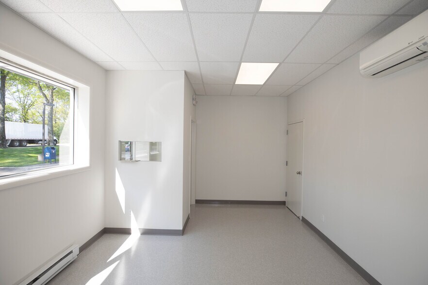 50 Cain Dr, Brentwood, NY à louer - Photo intérieure – Image 3 sur 7