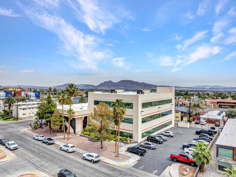 1100 E Bridger Ave, Las Vegas, NV à vendre - Photo de l’immeuble – Image 2 sur 10