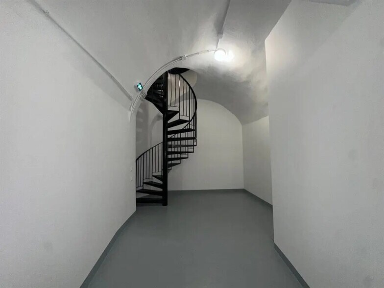 Local commercial dans Paris à louer - Photo de l’immeuble – Image 3 sur 8