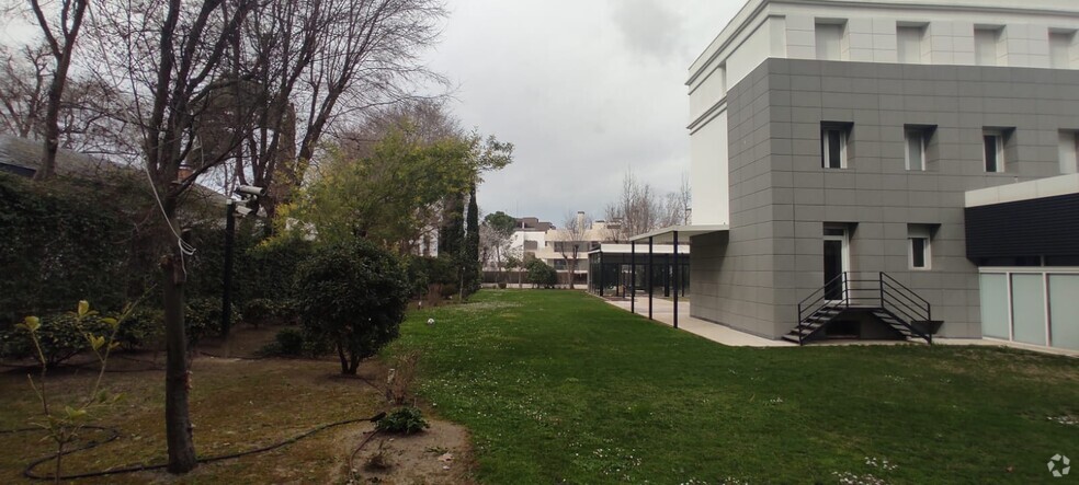 Bureau dans Pozuelo de Alarcón, Madrid à louer - Photo de l’immeuble – Image 2 sur 24