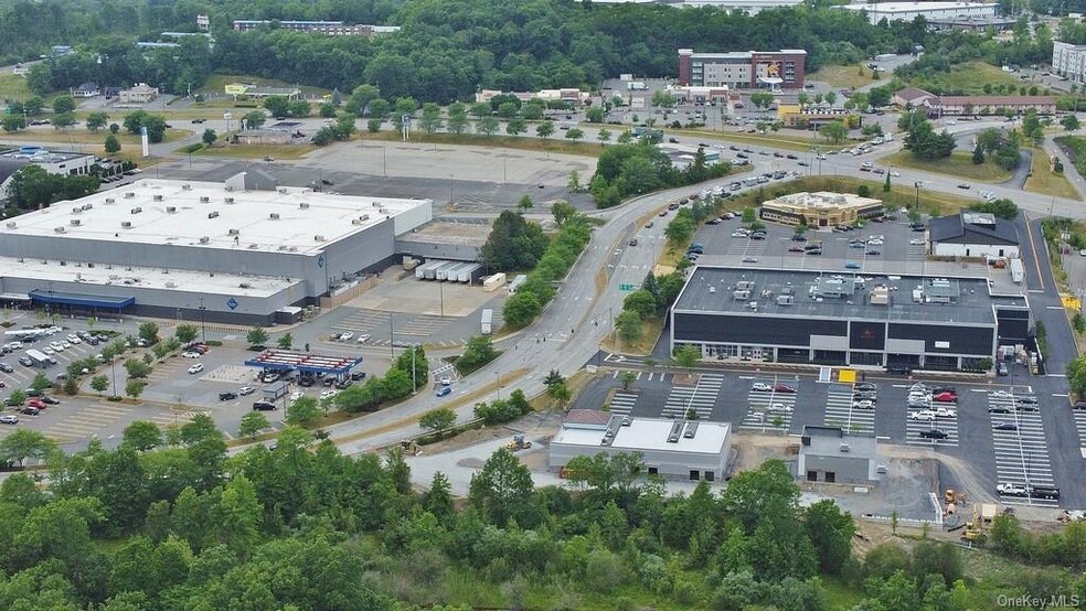 200-400 N Galleria Dr, Middletown, NY à louer - Photo de l’immeuble – Image 3 sur 14