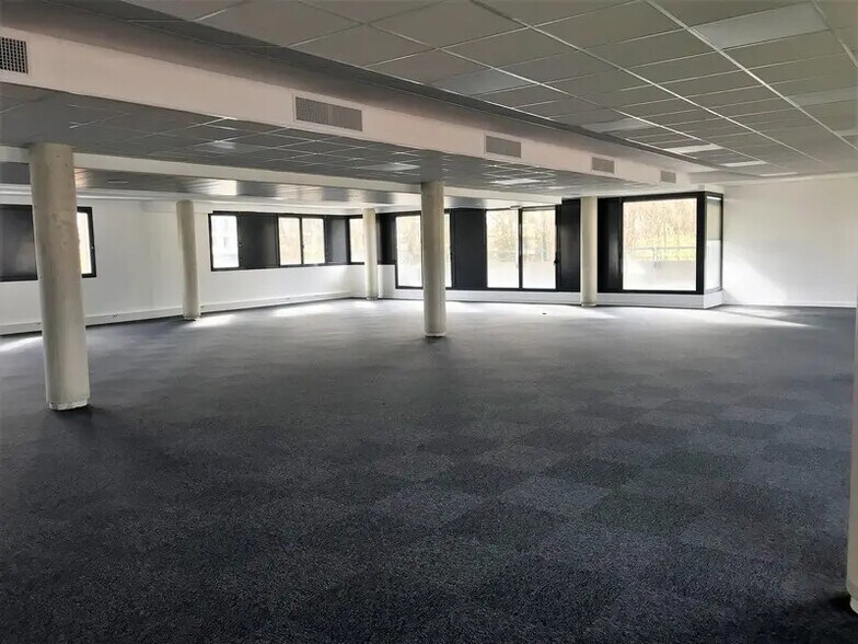 Bureau dans Champs-sur-Marne à vendre - Photo de l’immeuble – Image 2 sur 14
