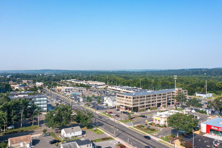 127 Washington Ave, North Haven, CT à louer - Photo de l’immeuble – Image 1 sur 20