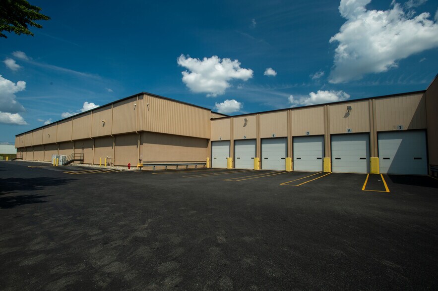 195 Raritan Center Pky, Edison, NJ à louer - Photo de l’immeuble – Image 3 sur 4