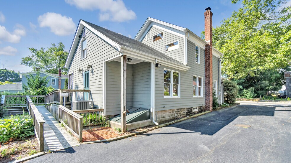 616 Roanoke Ave, Riverhead, NY à vendre - Photo de l’immeuble – Image 3 sur 10