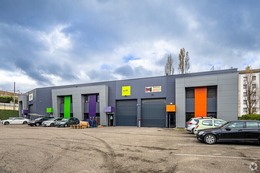 Local d’activités dans Vénissieux à louer - Photo de l’immeuble – Image 2 sur 2