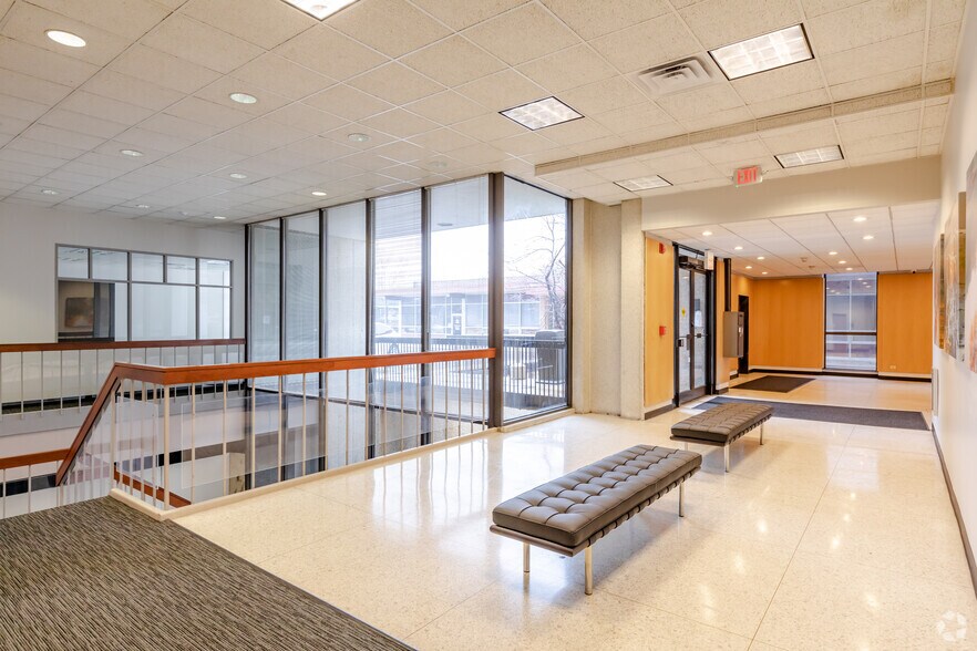 2454 E Dempster St, Des Plaines, IL à louer - Hall d’entrée – Image 3 sur 12
