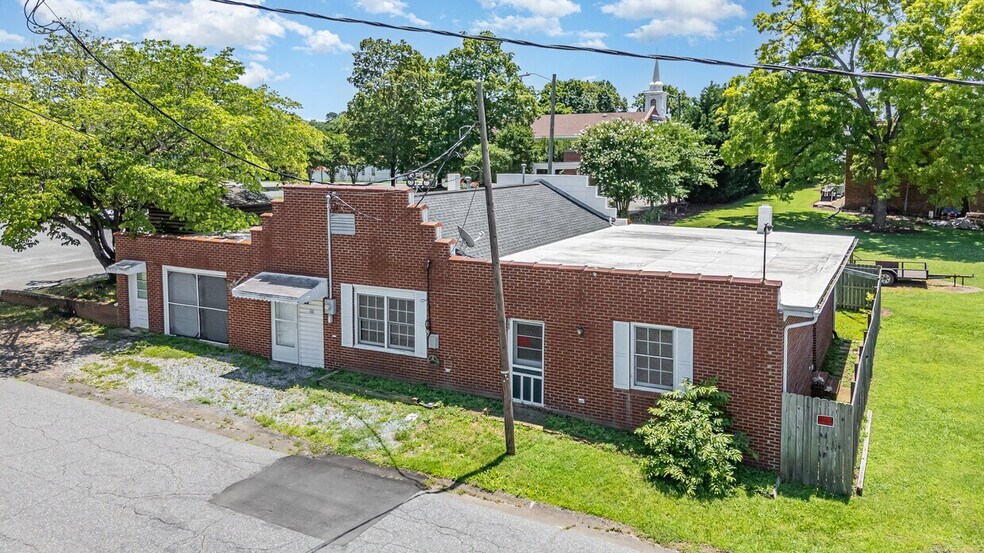 111 W Starmount Ave, Liberty, NC à vendre - Photo de l’immeuble – Image 3 sur 4