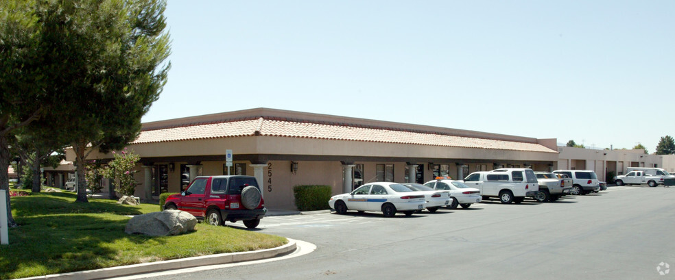 2545 E Chandler Ave, Las Vegas, NV à louer - Photo de l’immeuble – Image 2 sur 7