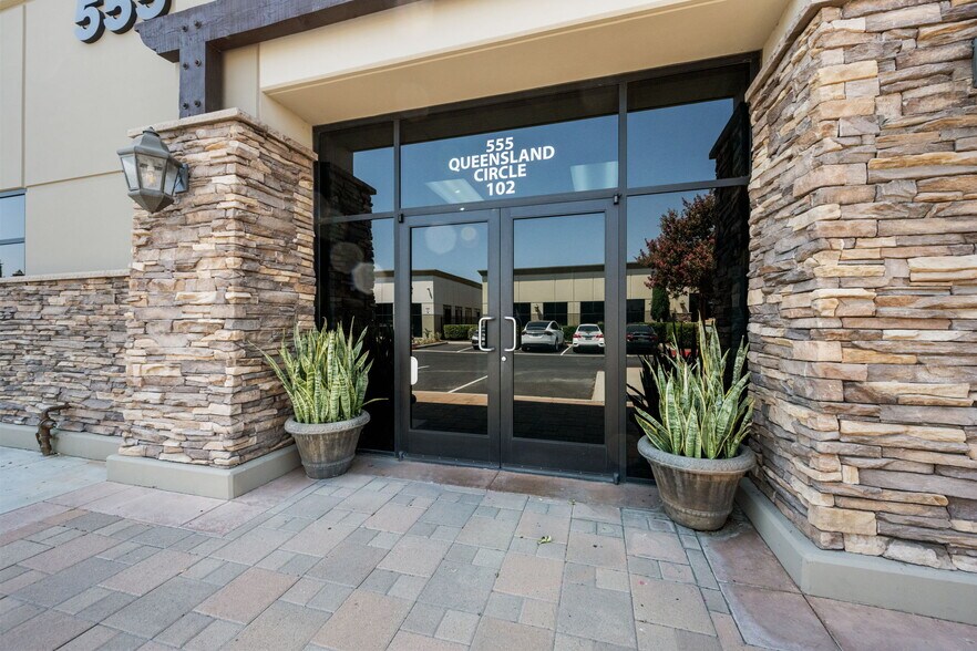 555 Queensland Cir, Corona, CA à louer - Photo de l’immeuble – Image 3 sur 58