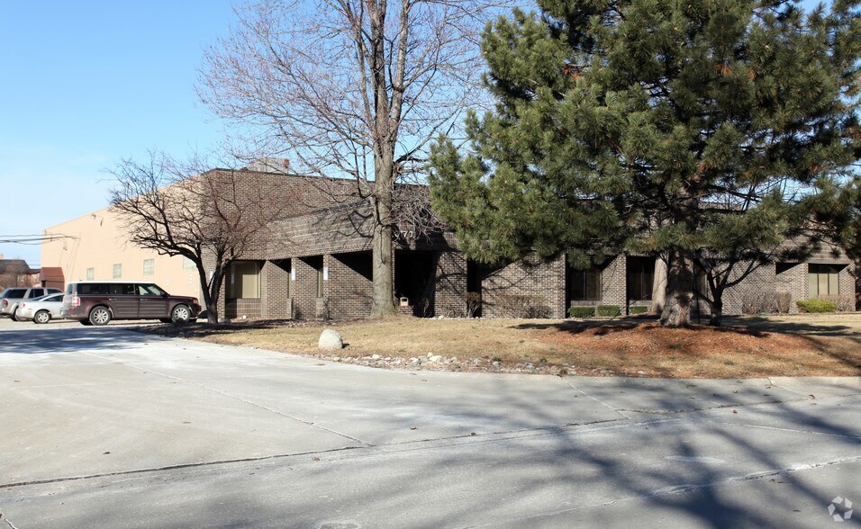 31701 Research Park Dr, Madison Heights, MI à louer - Photo de l’immeuble – Image 2 sur 8