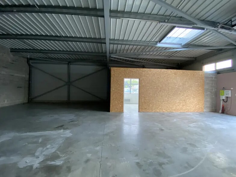 3 Rue Des Frères Lumière, Carbon-Blanc à vendre - Photo intérieure – Image 3 sur 5