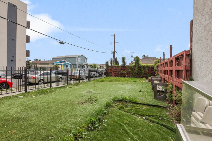 9337 International Blvd, Oakland, CA à vendre - Photo de l’immeuble – Image 3 sur 23