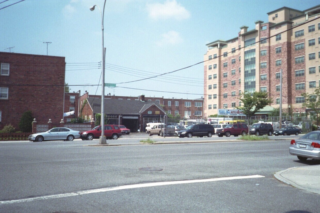 2342 Cropsey Ave, Brooklyn, NY à louer Photo principale– Image 1 sur 6