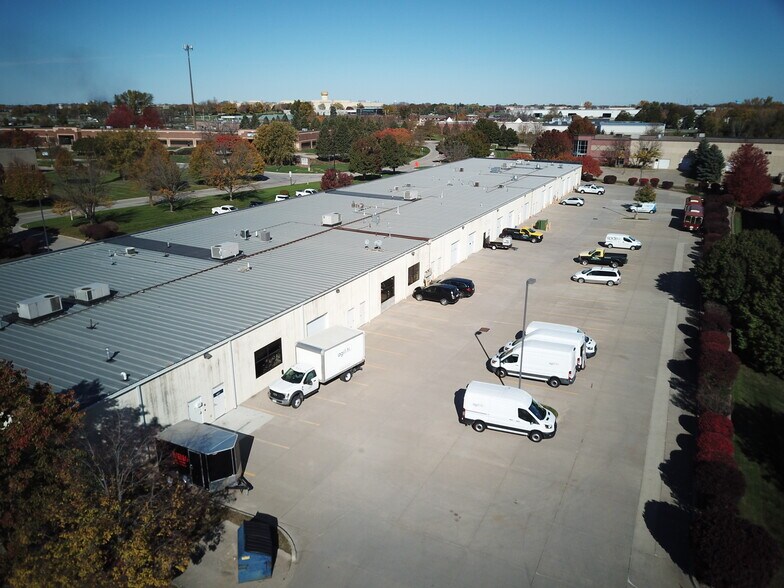 3301-3435 109th St, Urbandale, IA à louer - Photo de l’immeuble – Image 3 sur 7