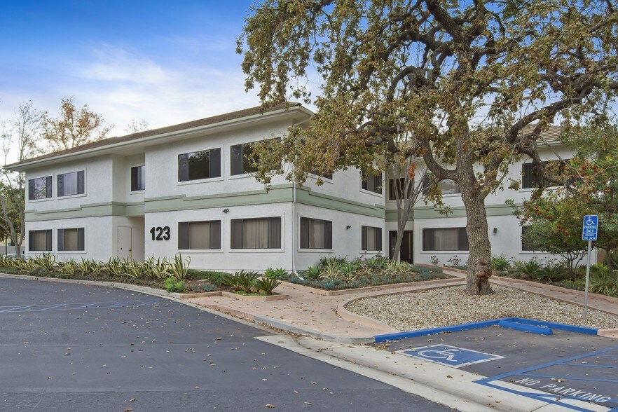 123 Hodencamp Rd, Thousand Oaks, CA à louer - Photo principale – Image 1 sur 3