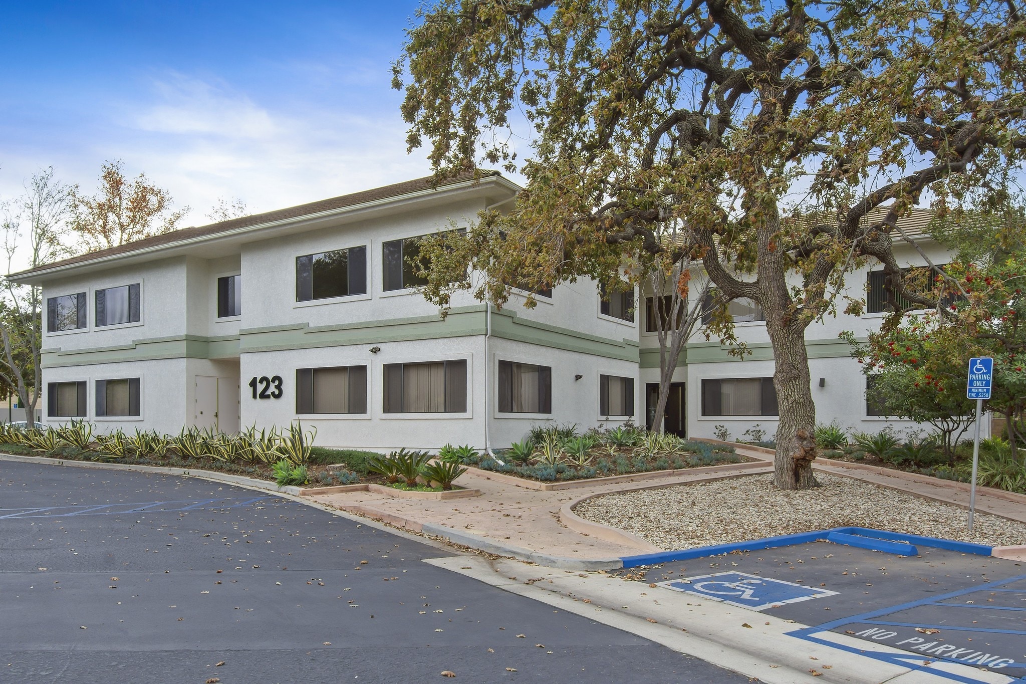 123 Hodencamp Rd, Thousand Oaks, CA à louer Photo principale– Image 1 sur 4