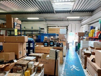 Plus de détails pour Local d'activités à louer