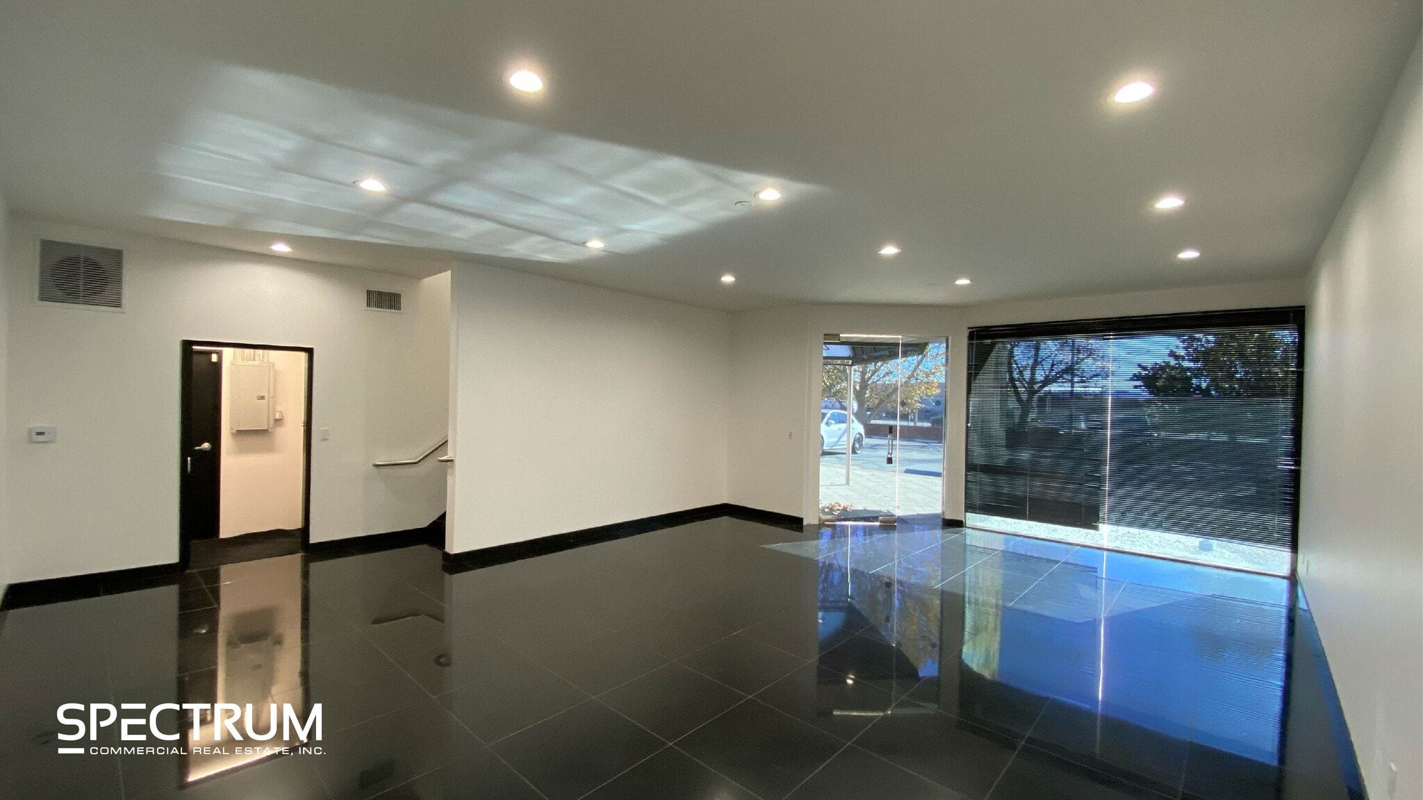 21617-21621 Nordhoff St, Chatsworth, CA à louer Photo intérieure– Image 1 sur 14