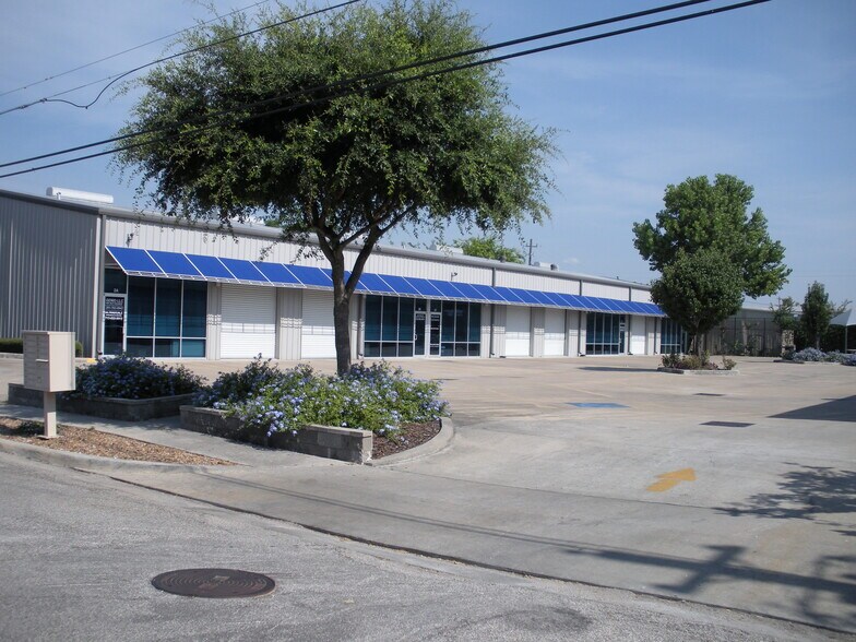 8416 S Breeze Dr, Houston, TX à louer - Photo de l’immeuble – Image 1 sur 1