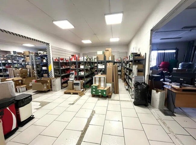 Plus de détails pour Local commercial à louer