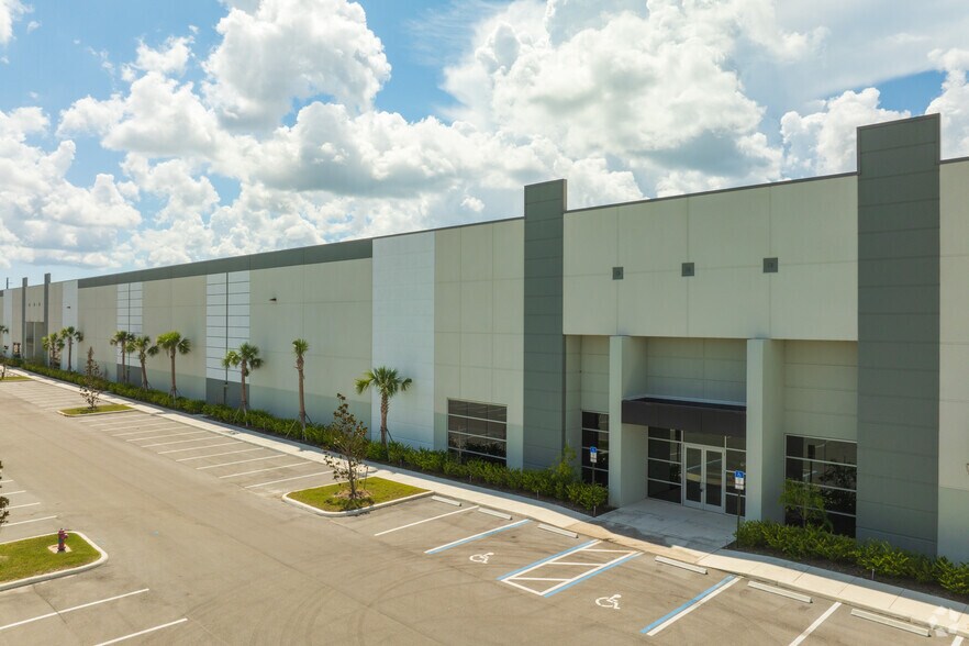 6937 Ltc Pky, Port Saint Lucie, FL à vendre - Photo de l’immeuble – Image 3 sur 6