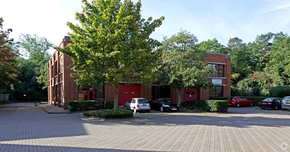 Fleming Way, Isleworth à louer - Photo de l’immeuble – Image 1 sur 5