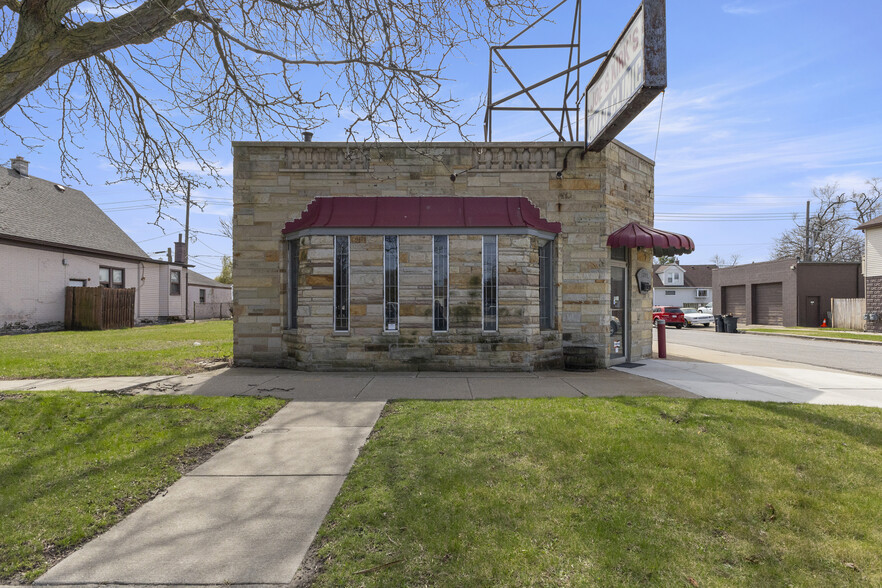 1245 Eureka Rd, Wyandotte, MI à louer - Photo de l’immeuble – Image 2 sur 37