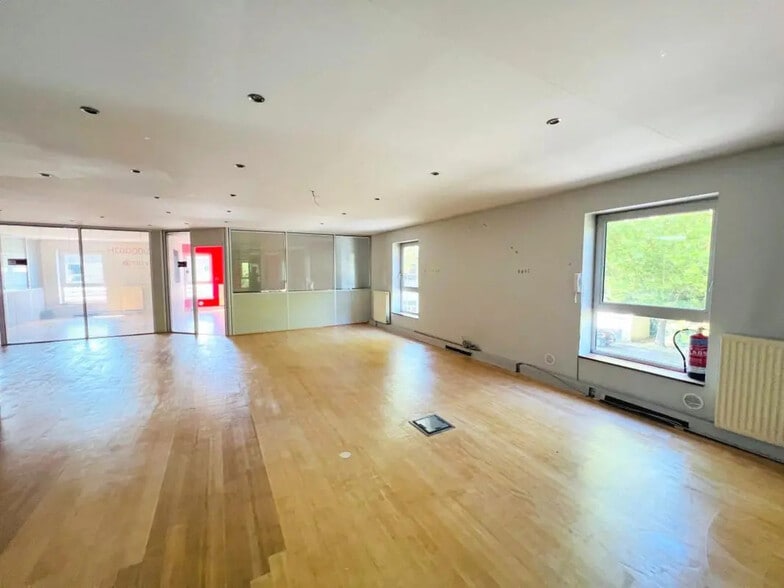 Bureau dans Voisins-le-Bretonneux à vendre - Photo de l’immeuble – Image 1 sur 12