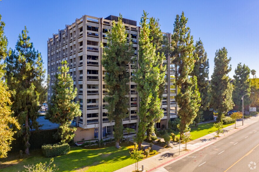612 W Duarte Rd, Arcadia, CA à louer - Photo de l’immeuble – Image 3 sur 7