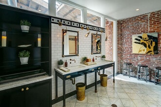 3921 W Jefferson Blvd, Los Angeles, CA à louer Photo intérieure– Image 1 sur 39