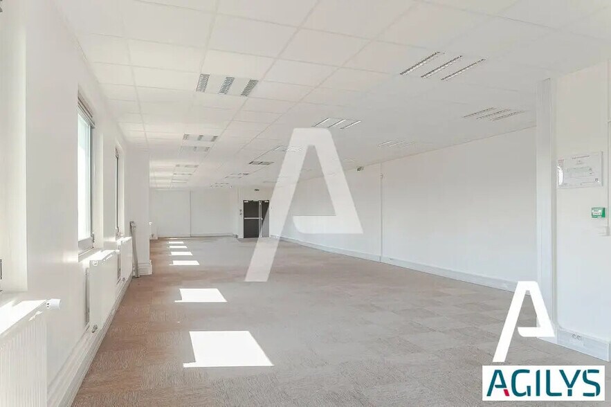 Local d’activités dans à louer - Photo de l’immeuble – Image 3 sur 8