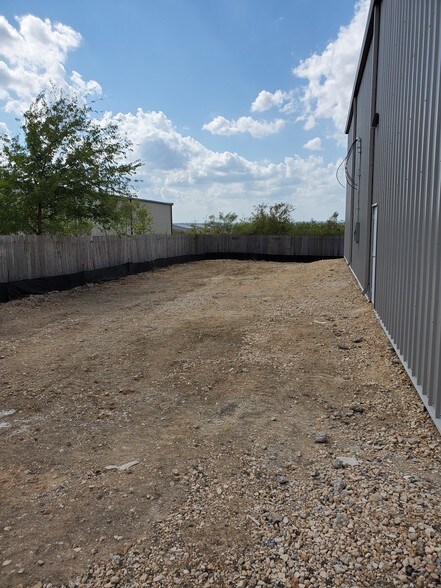 641 Commercial Dr, Buda, TX à louer - Photo de l’immeuble – Image 2 sur 9