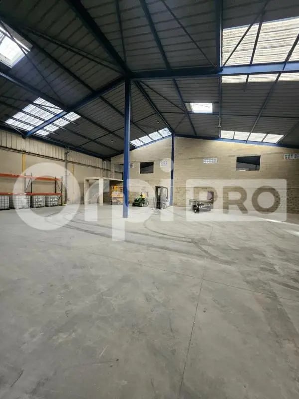 Local d’activités dans Tinqueux à louer Photo de l’immeuble– Image 1 sur 7