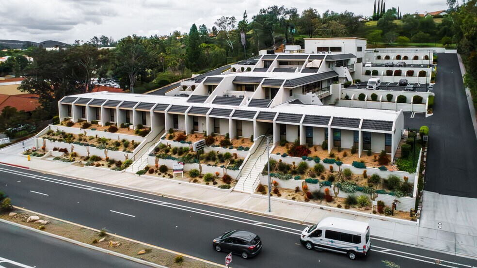 15644 Pomerado Rd, Poway, CA à vendre - Photo de l’immeuble – Image 1 sur 8