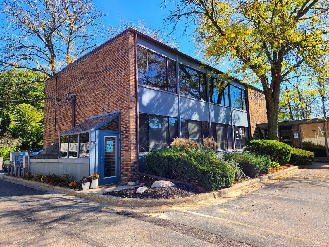 2217 Packard St, Ann Arbor, MI à louer Photo principale– Image 1 sur 30