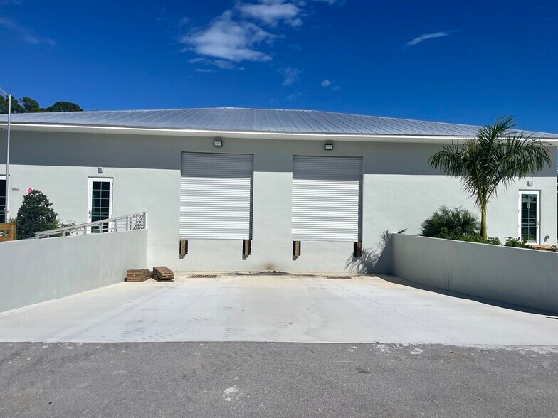 3700 9th St SW, Vero Beach, FL à louer - Photo de l’immeuble – Image 2 sur 14