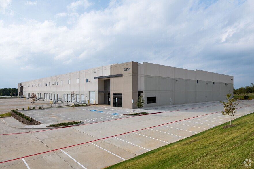 3233 Buda Ln, Fort Worth, TX à louer - Photo de l’immeuble – Image 1 sur 10