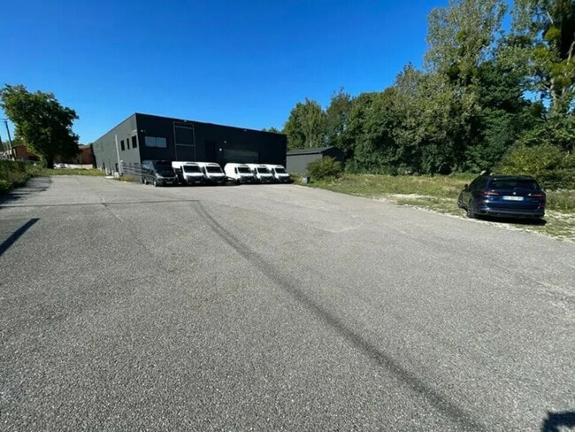 Plus de détails pour Local d’activités à vendre