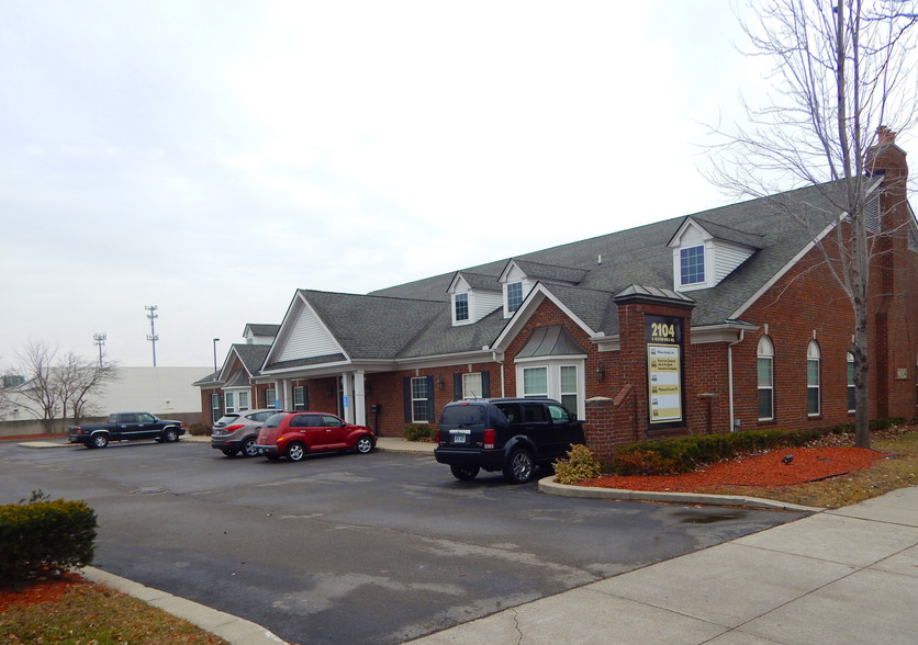 2104 E Eleven Mile Rd, Warren, MI à louer - Photo de l’immeuble – Image 1 sur 10
