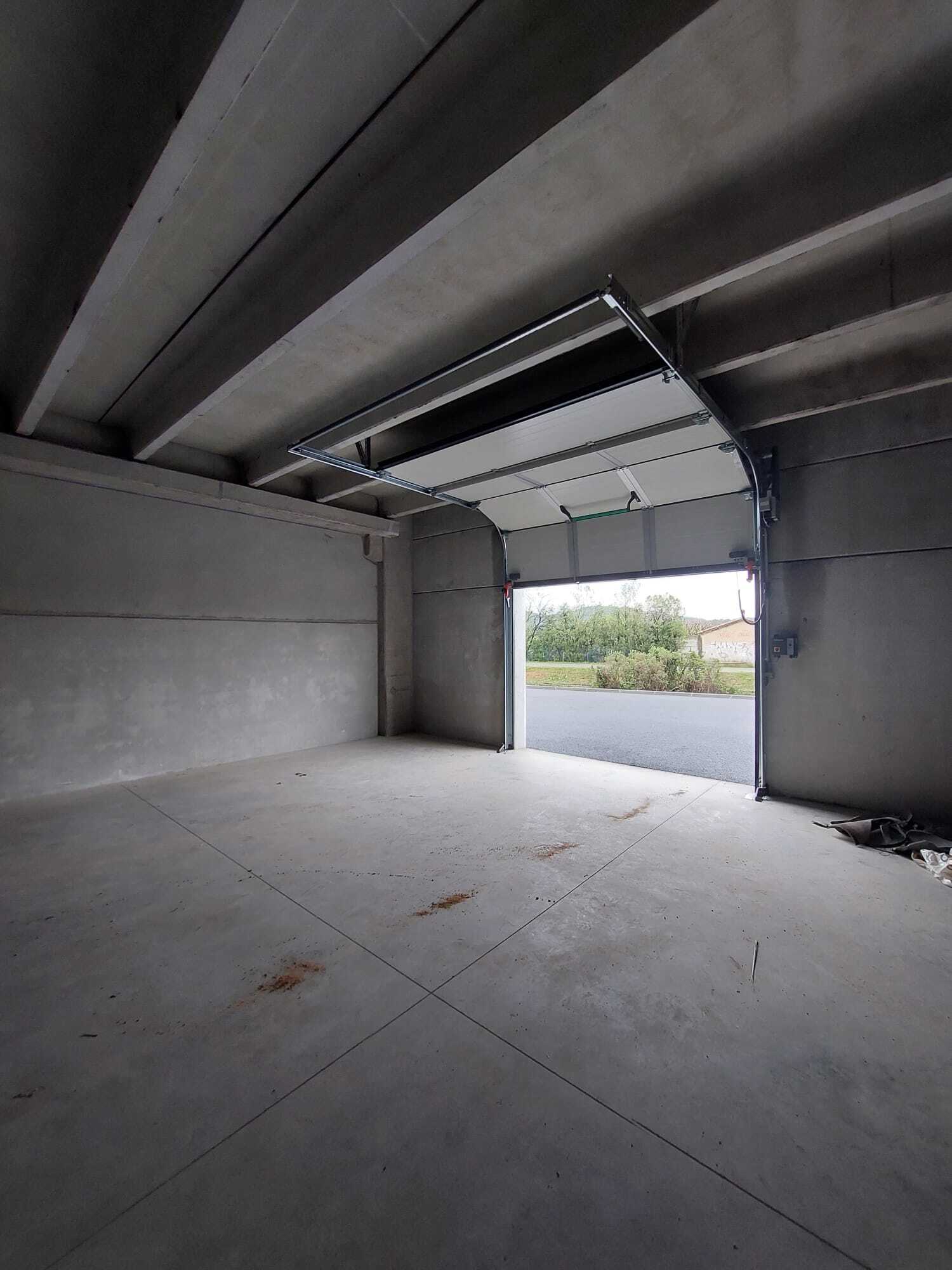 Local d’activités dans Cuers à louer Photo intérieure– Image 1 sur 5