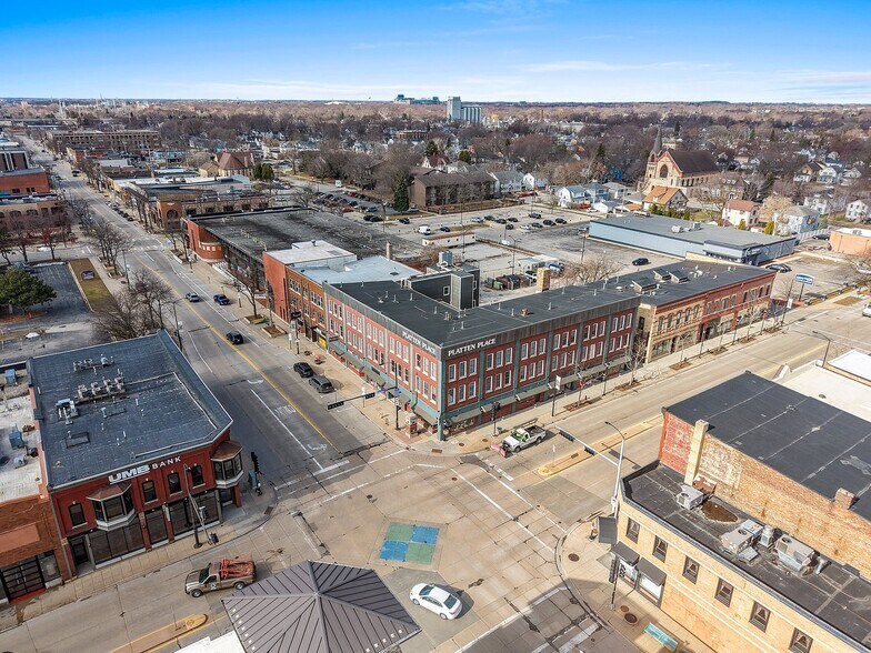 241 N Broadway, Green Bay, WI à louer - Photo principale – Image 1 sur 1
