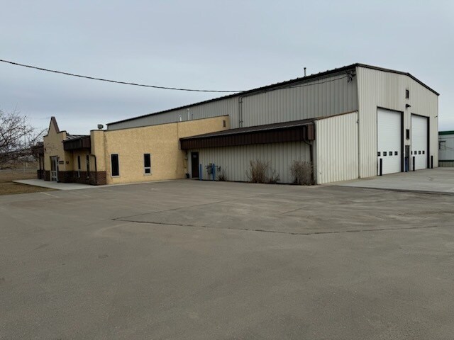 8330 48th St SE, Calgary, AB à louer - Photo de l’immeuble – Image 2 sur 6