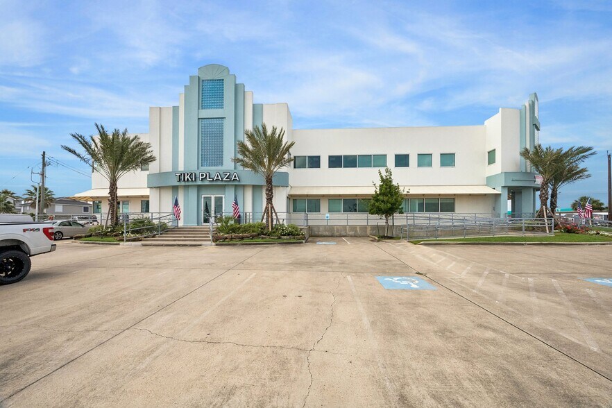 101 Tiki Dr, Tiki Island, TX à vendre - Photo de l’immeuble – Image 1 sur 14
